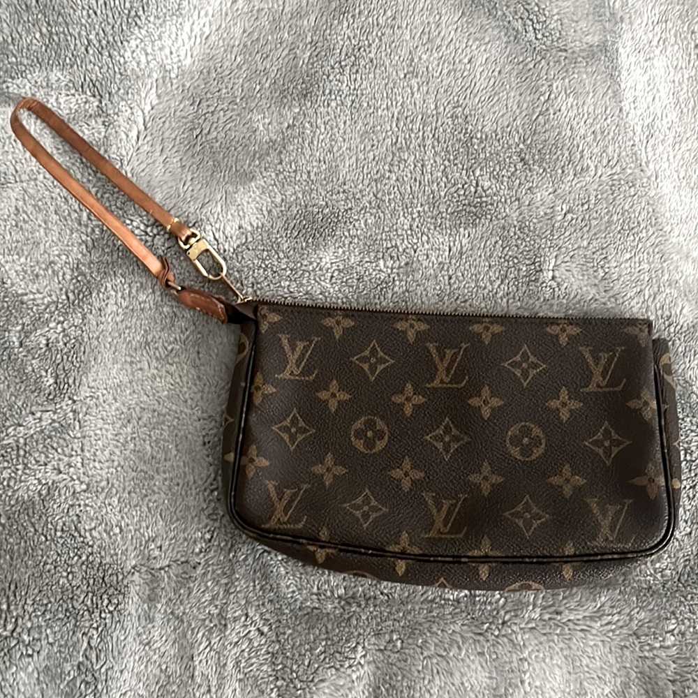 Louis Vuitton pouchette